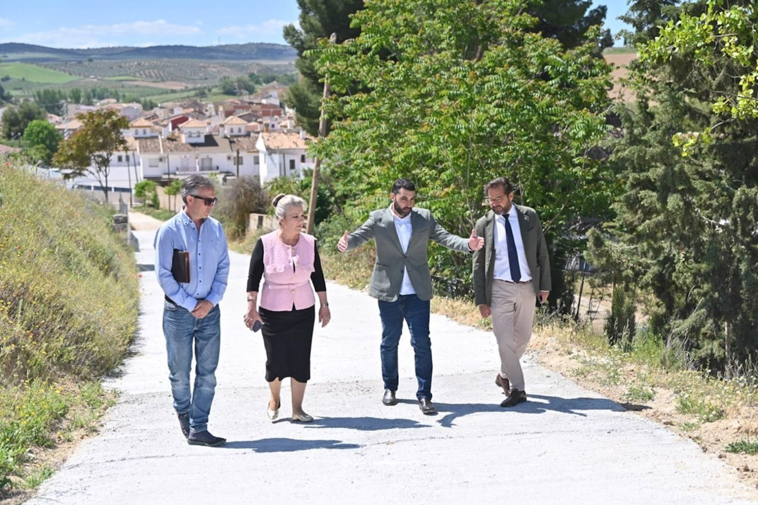 Visita de la Junta y el Ayuntamiento de Guadahortuna a uno de los caminos habilitados tras el paso de la dana (PERFIL DE LA JUNTA EN GRANADA EN LA RED SOCIAL X)