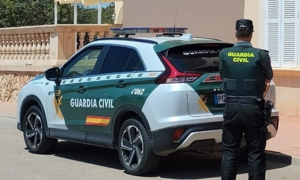 Coche y agente de la Guardia Civil, en imagen de archivo (GUARDIA CIVIL)