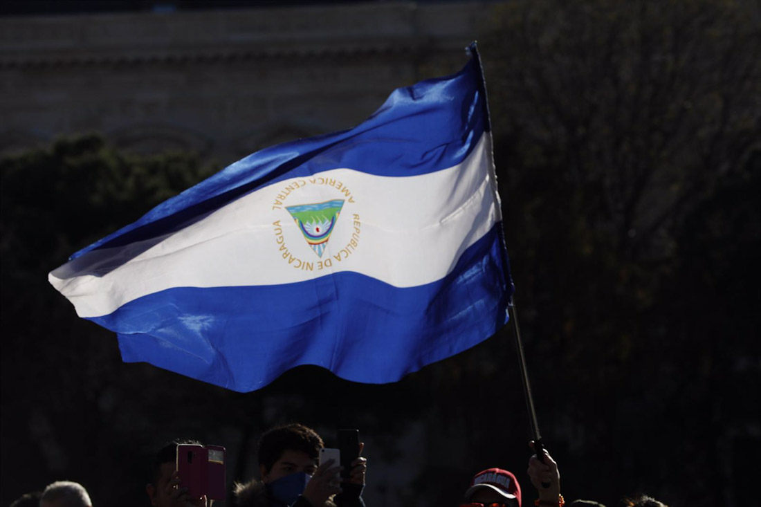 Bandera de Nicaragua izada al revés como modo de protesta por la oposición nicaragüense, en imagen de archivo (JESÚS HELLÍN / ZUMA PRESS / CONTACTOPHOTO)