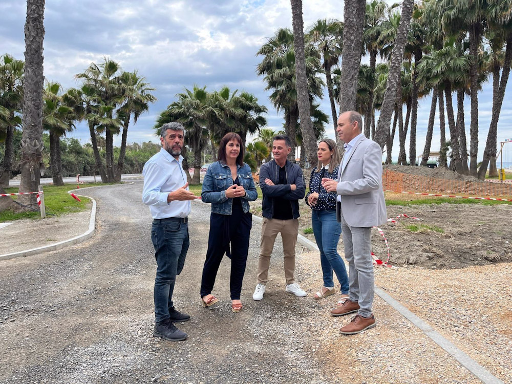 La diputada del PSOE en Cortes Olvido de la Rosa ha participado en la convocatoria sobre el PFEA en Motril junto a los secretarios local del PSOE, Francisco Sánchez Cantalejo, y comarcal del partido en la provincia, Francisco Gutiérrez (PSOE)