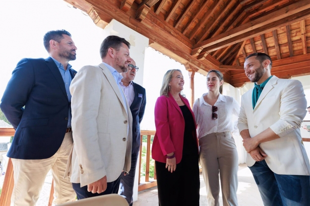 La viceconsejera de Cultura y Deporte de la Junta de Andalucía, Macarena O`Neill, departe con Manuel Liñán en presencia de Patricia Guerrero, entre otros, en el Palacio del Generalife (ÁLEX CÁMARA/EUROPA PRESS)