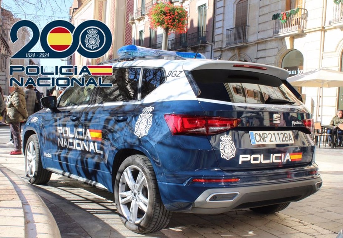 Patrulla policial en el centro de Granada, en imagen de archivo -(POLICÍA NACIONAL)