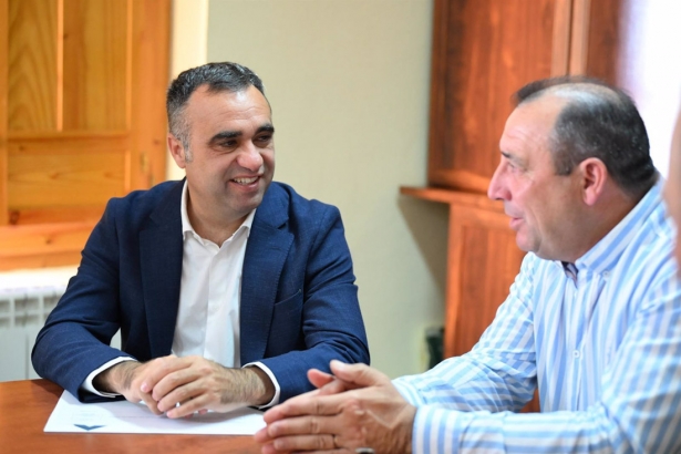 El presidente de la Diputación de Granada, Francis Rodríguez, a la izquierda en la imagen con el alcalde de Jayena, Antonio Olmos (DIPUTACIÓN)