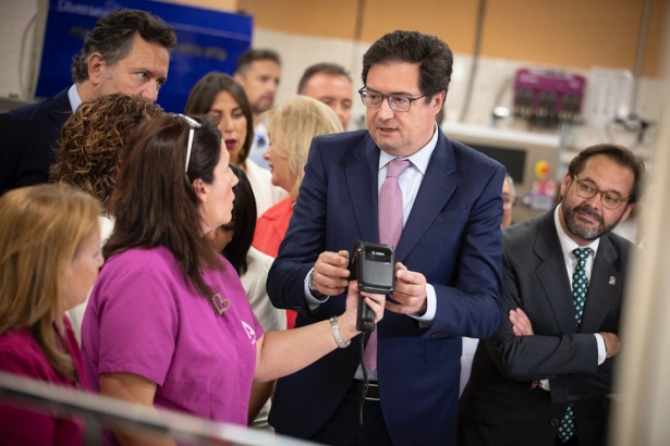 Visita del ministro Óscar López a la residencia de Armilla (ANTONIO L. JUAREZ)