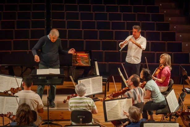 Christian Zacharias a la batuta y Lucas Macías al oboe en un ensayo con la OCG (OCG) Christian Zacharias a la batuta y Lucas Macías al oboe en un ensayo con la OCG (OCG)