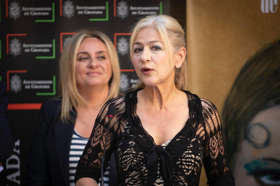 La Consejera de Cultura, Patricia del Pozo, junto a la alcaldesa de Granada, Marifrán Carazo (ANTONIO L. JUÁREZ)