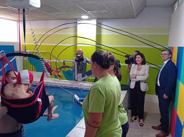 La consejera de Empleo, Rocío Blanco, ha visitado este lunes la Asociación Granadina de Atención a Personas con Parálisis Cerebral (JUNTA)