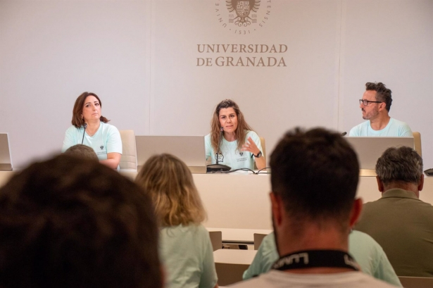 La delegada del Rector para la Salud, Virginia Aparicio, en el centro (UGR) La delegada del Rector para la Salud, Virginia Aparicio, en el centro (UGR)