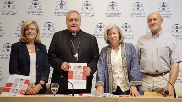 El arzobispo de Granada, José María Gil Tamayo, ha participado en la participación de la memoria anual de Cáritas,junto con su directora en la diócesis, Luisa María Maeso, a su izquierda en la imagen (CÁRITAS)