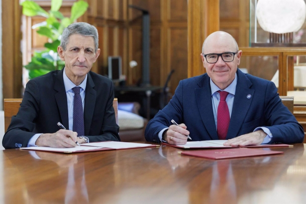 Firma del acuerdo entre, de izquierda a derecha en la imagen, el presidente de la Fundación Unicaja, José M. Domínguez, y el rector de la Universidad de Granada, Pedro Mercado (ÁLEX CÁMARA/FUNDACIÓN UNICAJA( Firma del acuerdo entre, de izquierda a derecha en la imagen, el presidente de la Fundación Unicaja, José M. Domínguez, y el rector de la Universidad de Granada, Pedro Mercado (ÁLEX CÁMARA/FUNDACIÓN UNICAJA(