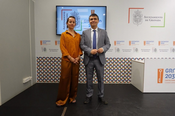 Presentación de las actividades previstas por el Día Internacional del Yoga con el concejal de Deportes de Granada, Jorge Iglesias (AYUNTAMIENTO)