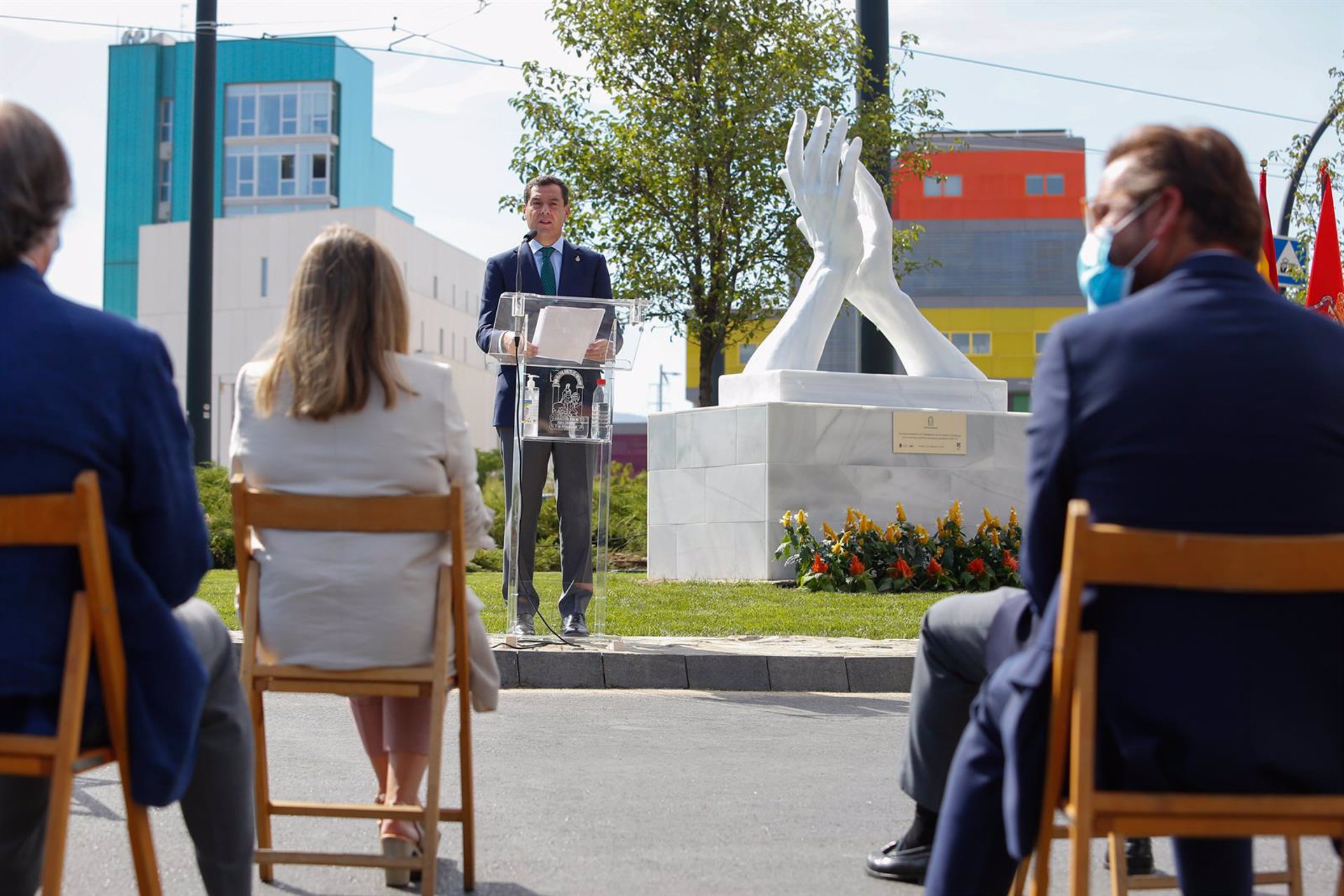 Inauguración de la escultura-homenaje a los trabajadores de la sanidad en Andalucía (ÁLEX CÁMARA / EUROPA PRESS)