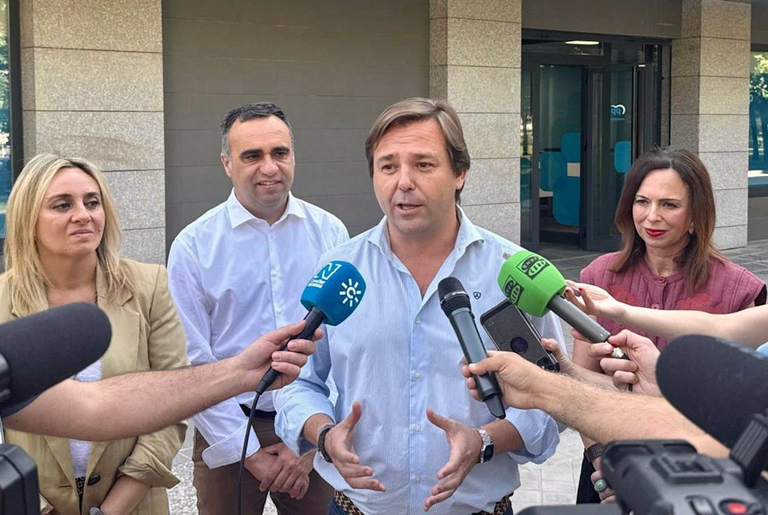 El secretario general del PP-A, Antonio Repullo, atiende a los medios en Granada (PP-A)