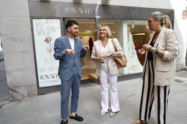 De izquierda a derecha en la imagen el diseñador Iván Martín, la alcaldesa de Granada, Marifrán Carazo, y la concejala de Fiestas, Carolina Amate (AYUNTAMIENTO) De izquierda a derecha en la imagen el diseñador Iván Martín, la alcaldesa de Granada, Marifrán Carazo, y la concejala de Fiestas, Carolina Amate (AYUNTAMIENTO)