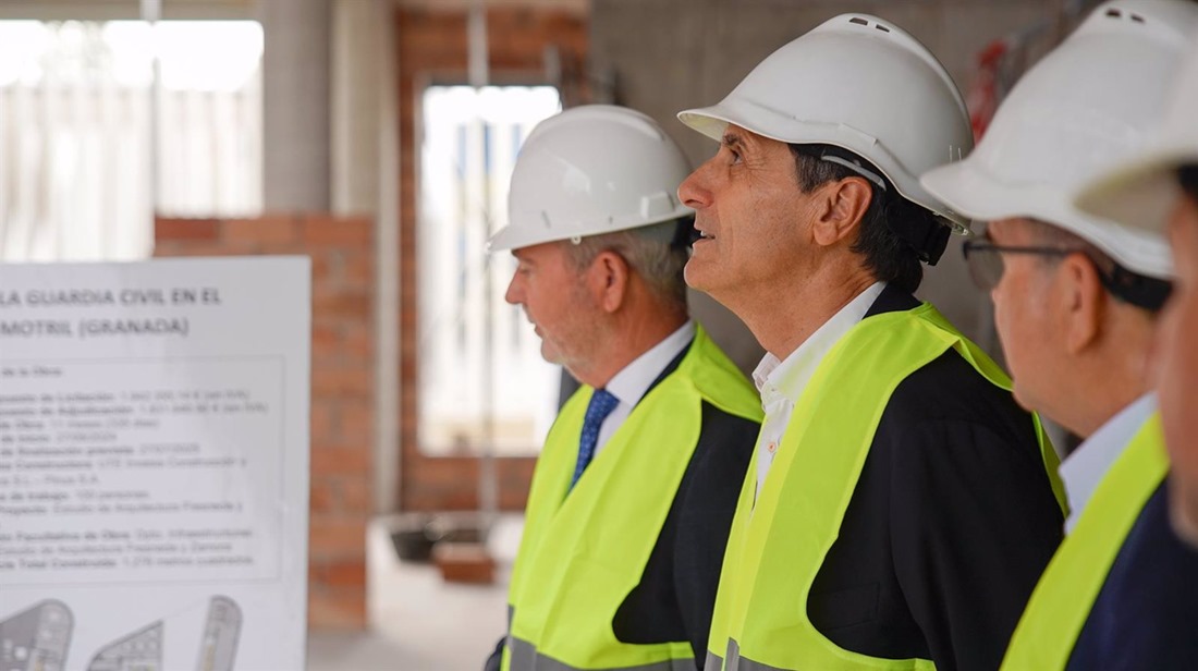 De izquierda a derecha en la imagen el presidente del Puerto de Motril, José García Fuentes, el delegado del Gobierno en Andalucía, Pedro Fernández, y el subdelegado del Ejecutivo central en Granada, José Antonio Montilla (DELEGACIÓN DEL GOBIERNO)