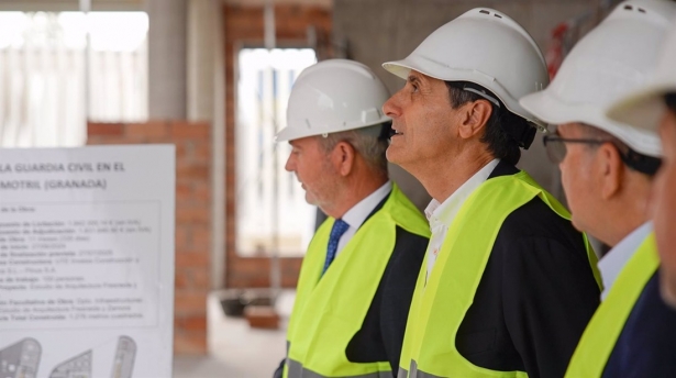 De izquierda a derecha en la imagen el presidente del Puerto de Motril, José García Fuentes, el delegado del Gobierno en Andalucía, Pedro Fernández, y el subdelegado del Ejecutivo central en Granada, José Antonio Montilla (DELEGACIÓN DEL GOBIERNO)