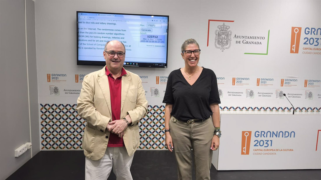 La concejala de Fiestas, Carolina Amate, en el sorteo (AYUNTAMIENTO DE GRANADA)