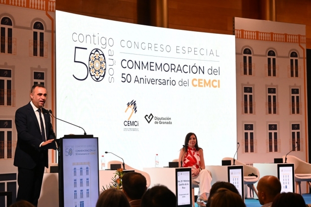 El presidente de la Diputación de Granada, Francis Rodríguez, interviene en el congreso del Cemci en presencia de su vicepresidenta cuarta, Mónica Castillo de la Rica (DIPUTACIÓN)