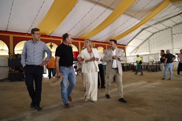 La alcaldesa de Granada, Marifrán Carazo, ha visitado este jueves el ferial (AYUNTAMIENTO)