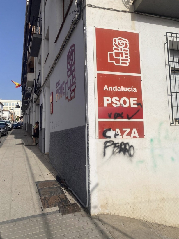 Pintadas en la sede del PSOE (PSOE) Pintadas en la sede del PSOE (PSOE)