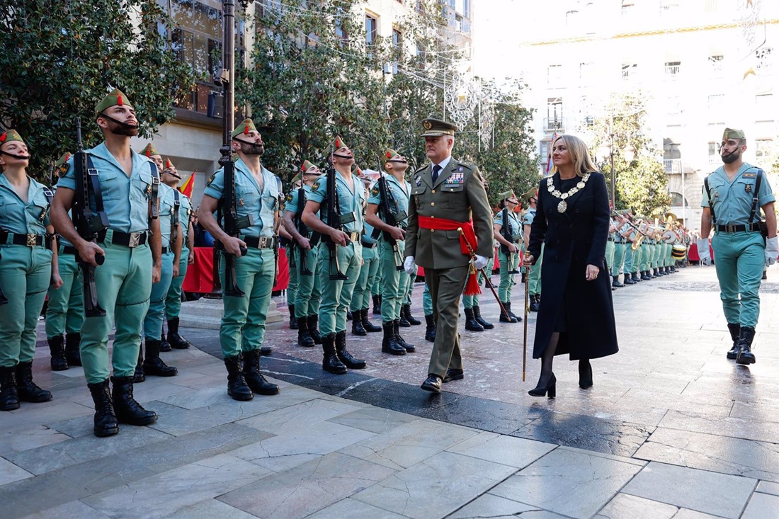 La alcaldesa de la ciudad, Marifrán Carazo, pasa revista ante La Legión durante la celebración del día de la Toma (ÁLEX CÁMARA / EUROPA PRESS)