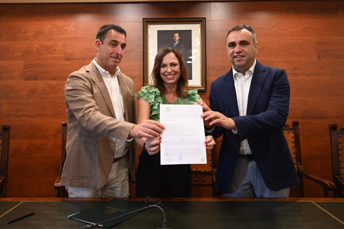 De izquierda a derecha el alcalde de Alhendín, Jorge Sánchez, la consejera de Fomento, Rocío Díaz, y el presidente de la Diputación de Granada, Francis Rodríguez (JUNTA)