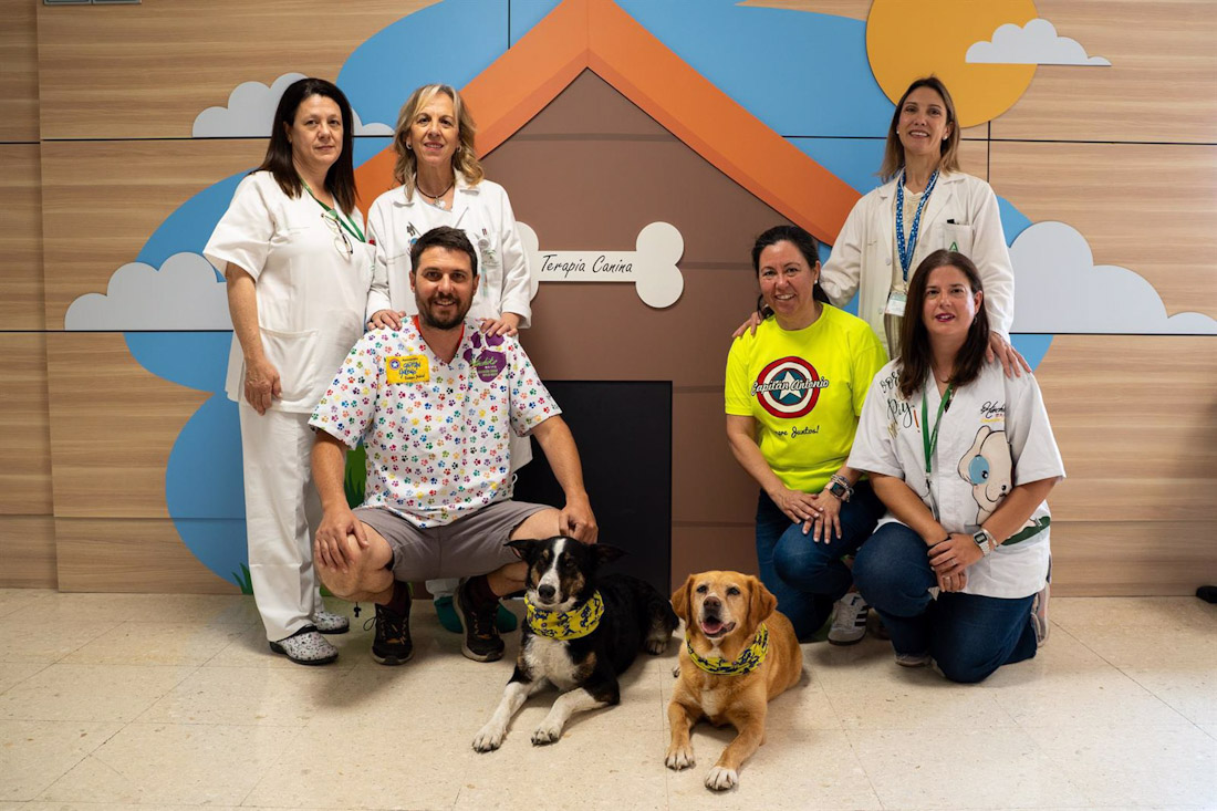 Terapeutas caninos con personal en el Materno Infantil (HOSPITAL VIRGEN DE LAS NIEVES)