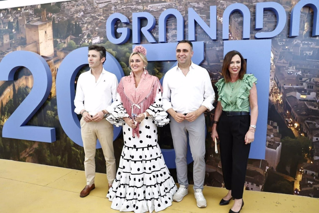 De izquierda a derecha el secretario general del PP de Granada, Jorge Saavedra, la alcaldesa, Marifrán Carazo, el presidente provincial de la formación, Francis Rodríguez, y la consejera de Fomento, Rocío Díaz, en la caseta La Gaviota (PP)