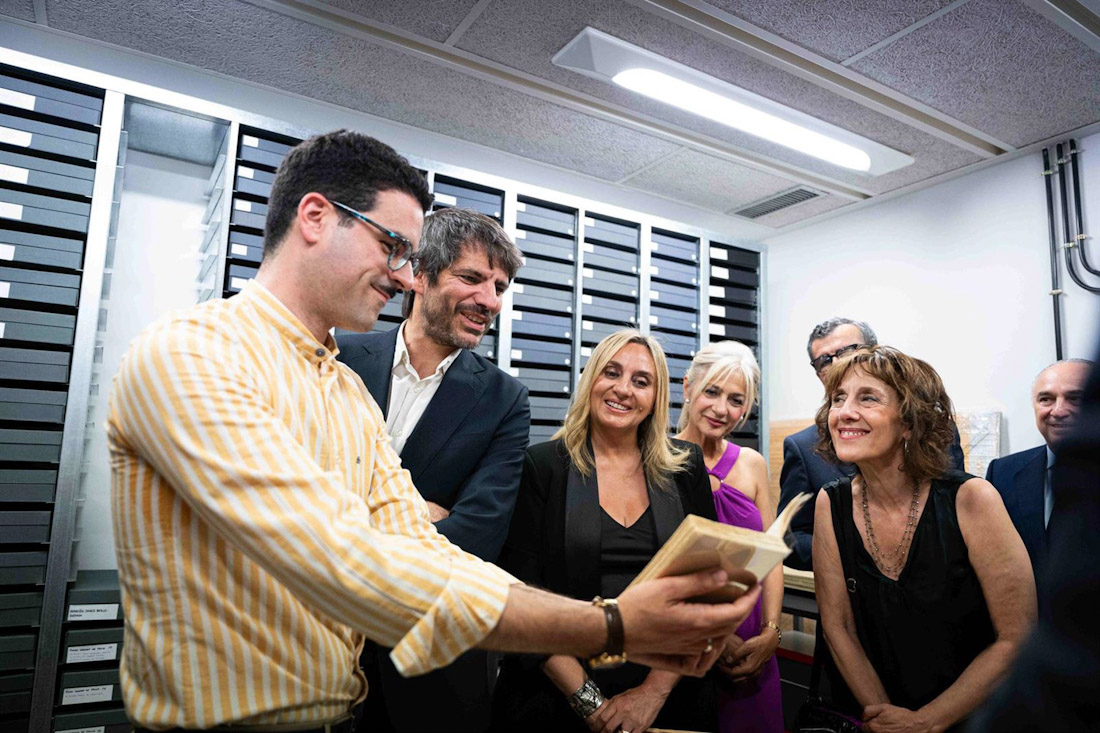 El ministro de Cultura, Ernest Urtasun, visita el Archivo Manuel de Falla, en la imagen con la alcaldesa de Granada, Marifrán Carazo, en el centro, a su izquierda y al lado también de la consejera de Cultura, Patricia del Pozo (SUBDELEGACIÓN DEL GOBIERNO)