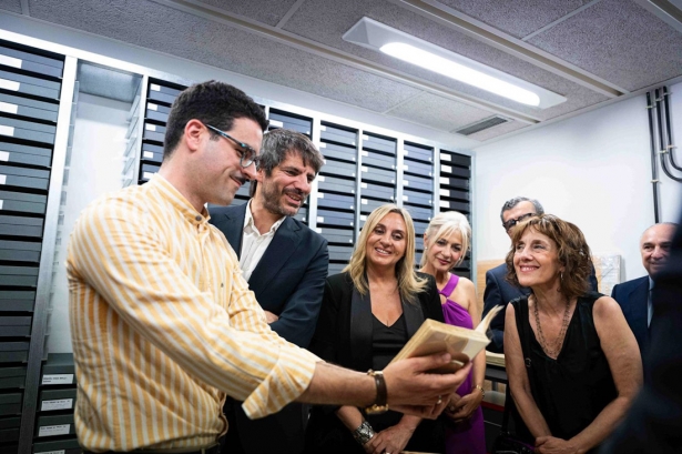 El ministro de Cultura, Ernest Urtasun, visita el Archivo Manuel de Falla, en la imagen con la alcaldesa de Granada, Marifrán Carazo, en el centro, a su izquierda y al lado también de la consejera de Cultura, Patricia del Pozo (SUBDELEGACIÓN DEL GOBIERNO)