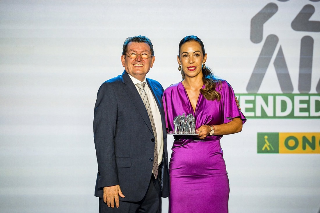 Carmen Durán recoge el premio de manos del director general de la ONCE, Ángel Sánchez (ONCE)