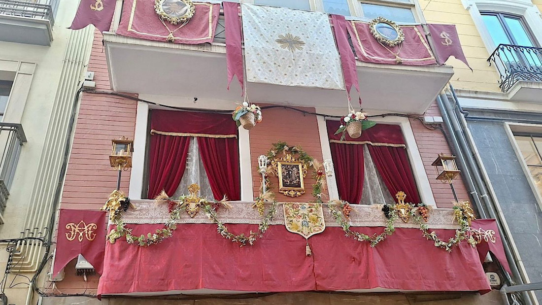 Balcón engalanado por el Corpus (VOX)