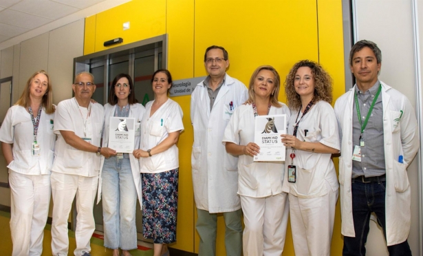 Parte del equipo de Neurología del Hospital Virgen de las Nieves con el premio Diamante Angels (HOSPITAL VIRGEN DE LAS NIEVES)