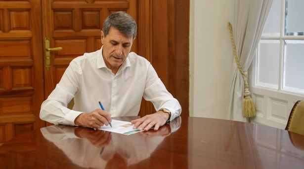 El secretario general del PSOE en Granada, Pedro Fernández, avala a María Jesús Montero como candidata socialista a la Presidencia de la Junta (PSOE)