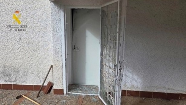 Puerta de la vivienda donde se produjo el robo (GUARDIA CIVIL) Puerta de la vivienda donde se produjo el robo (GUARDIA CIVIL)