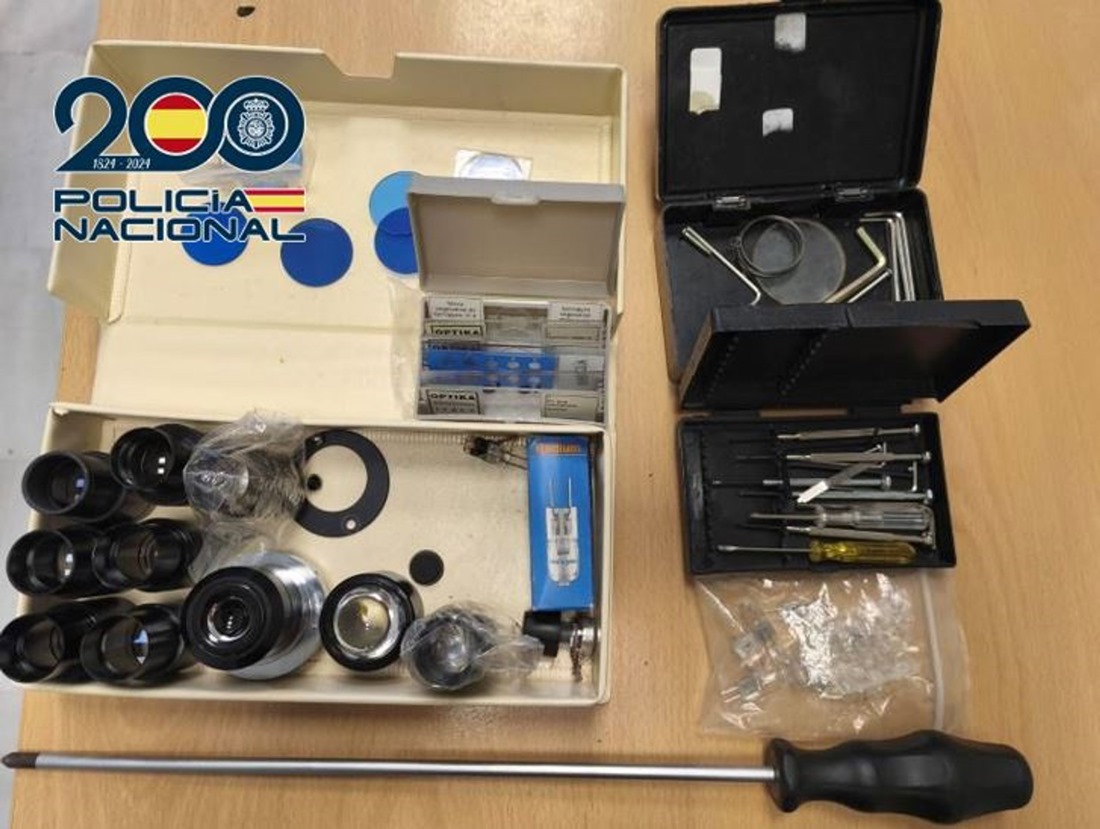 Lentes supuestamente sustraídas por los detenidos y posteriormente recuperadas por la Policía Nacional (POLICÍA NACIONAL)