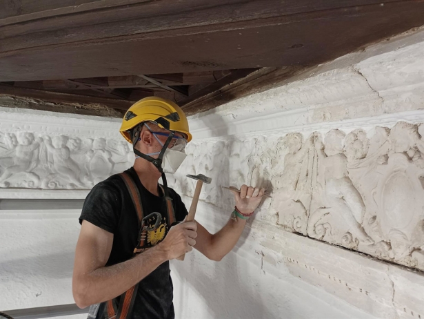 Trabajos de restauración en el friso del Hospital Real (UGR) Trabajos de restauración en el friso del Hospital Real (UGR)