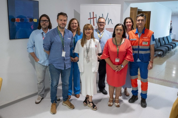 La directora gerente del Virgen de las Nieves, María Ángeles García Rescalvo, a la derecha en la imagen con motivo de la formación de residentes en Urgencias (LUIS LARA/HOSPITAL VIRGEN DE LAS NIEVES) La directora gerente del Virgen de las Nieves, María Ángeles García Rescalvo, a la derecha en la imagen con motivo de la formación de residentes en Urgencias (LUIS LARA/HOSPITAL VIRGEN DE LAS NIEVES)