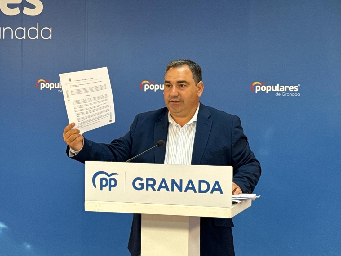 El alcalde de Cogollos de Guadix, Eduardo Martos, en rueda de prensa en la sede provincial del PP (PP)