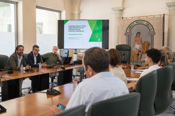 El delegado del Gobierno andaluz en Granada, Antonio Granados, a la izquierda en la imagen junto al delegado de Empleo de la Junta, Javier Martín (JUNTA)