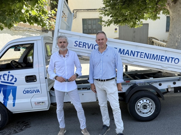 El alcalde y el concejal de Obras y Servicios junto al nuevo vehículo (AYTO. ÓRGIVA)