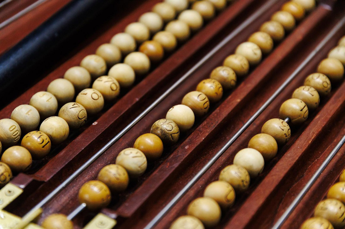 Bolas de lotería durante el ensayo del Sorteo Extraordinario de la Lotería de Navidad, en el colegio de San Ildefonso (CARLOS LUJÁN - EUROPA PRES)s -