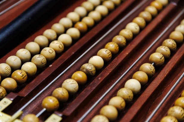 Bolas de lotería durante el ensayo del Sorteo Extraordinario de la Lotería de Navidad, en el colegio de San Ildefonso (CARLOS LUJÁN - EUROPA PRES)s -