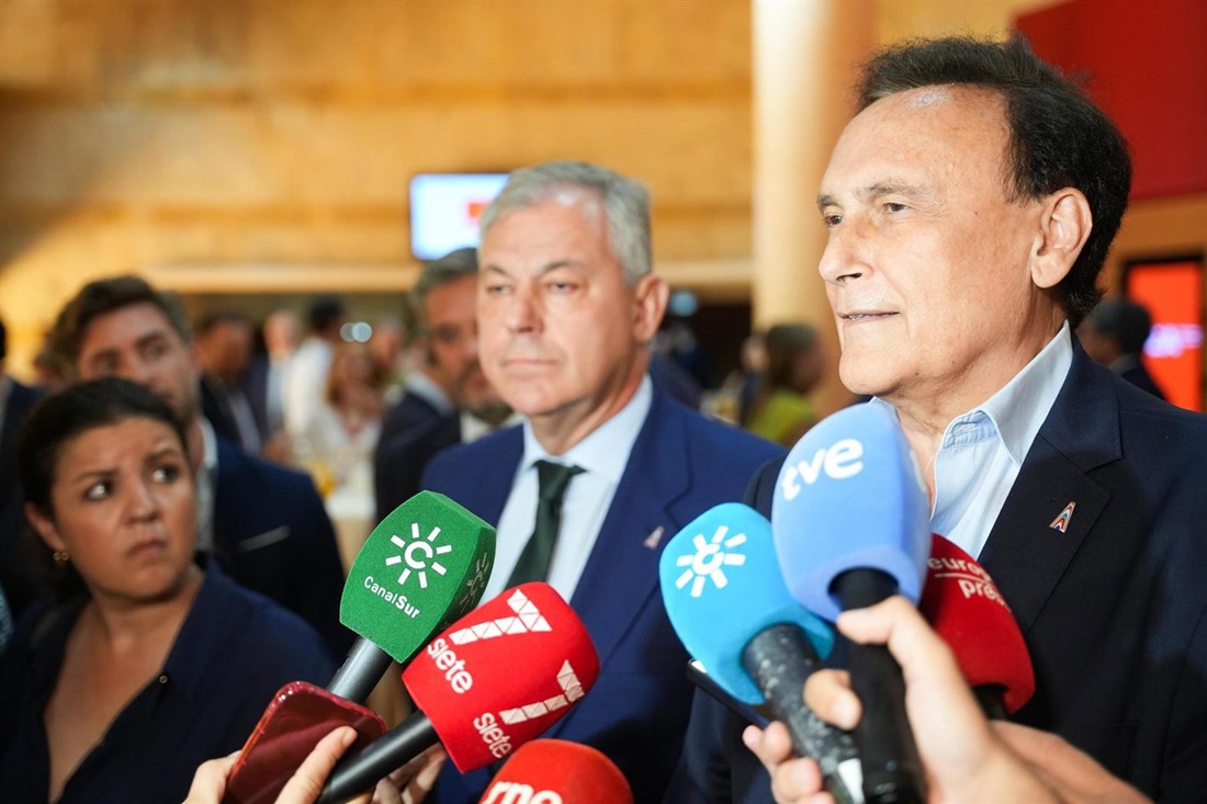 El consejero de Universidad, José Carlos Gómez Villamandos, atiende a los medios en presencia del alcalde de Sevilla, José Luis Sanz (MARÍA JOSÉ LÓPEZ/EUROPA PRESS)