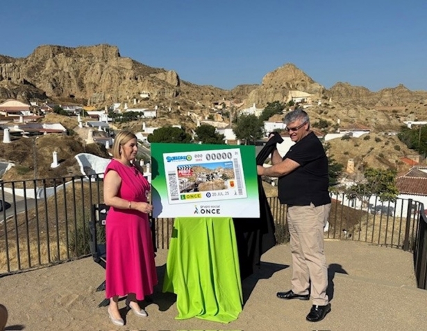 La directora de la ONCE en Granada, Carmen Aguilera ha presentado la imagen de este cupón al alcalde de Guadix, Jesús Lorente (ONCE) La directora de la ONCE en Granada, Carmen Aguilera ha presentado la imagen de este cupón al alcalde de Guadix, Jesús Lorente (ONCE)