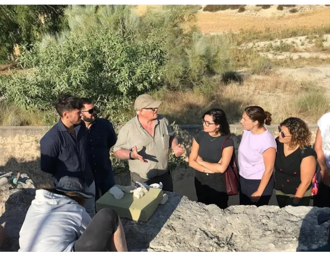 El alcalde de Huéscar, Ramón Martínez, primero por la izquierda de pie en la imagen, ha visitado los trabajos (PERFIL DEL AYUNTAMIENTO EN FACEBOOK)