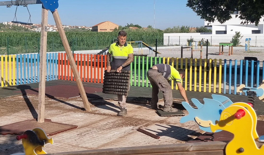 Operarios municipales en el parque (AYTO. CÚLLAR VEGA)