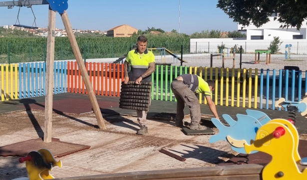 Operarios municipales en el parque (AYTO. CÚLLAR VEGA)