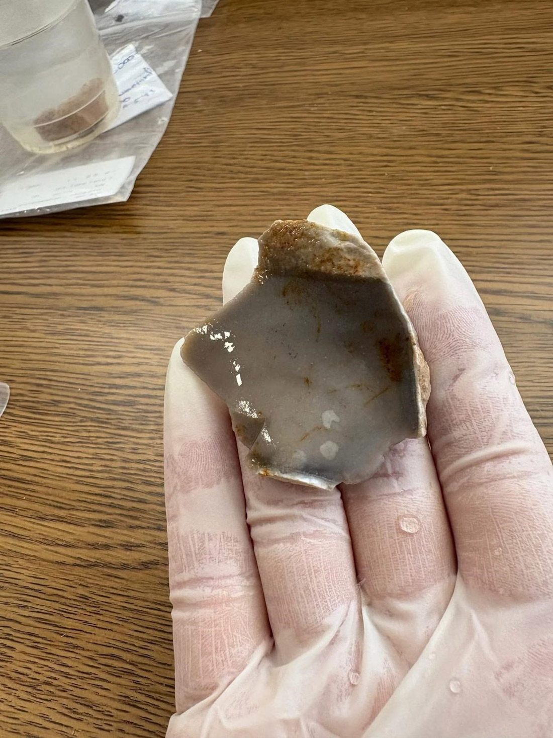 La investigadora Mayra Guajardo Sondón ha sido la primera en coger la lasca de sílex tras su hallazgo (UGR)