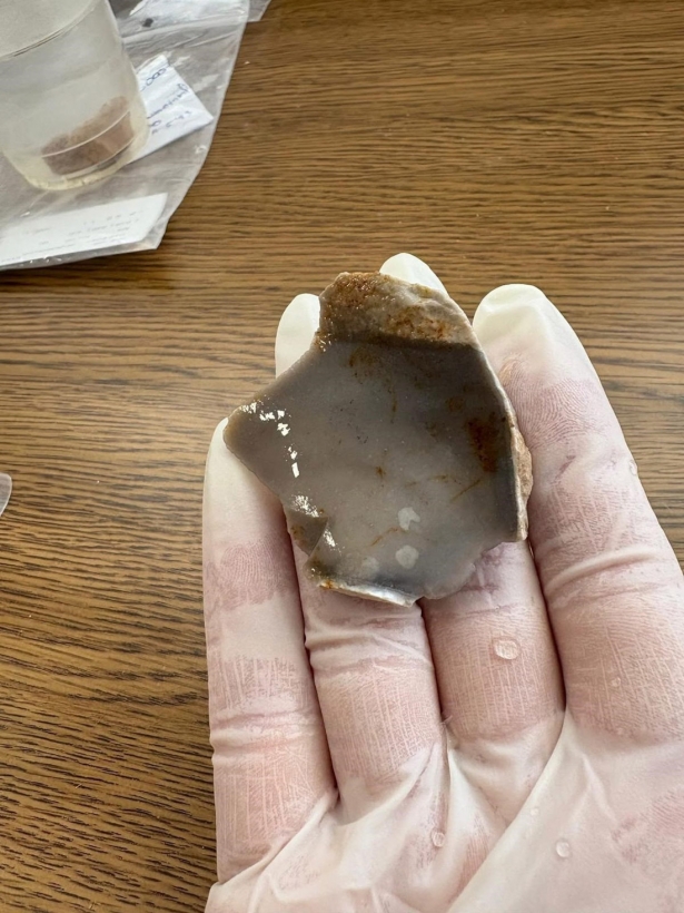 La investigadora Mayra Guajardo Sondón ha sido la primera en coger la lasca de sílex tras su hallazgo (UGR) La investigadora Mayra Guajardo Sondón ha sido la primera en coger la lasca de sílex tras su hallazgo (UGR)